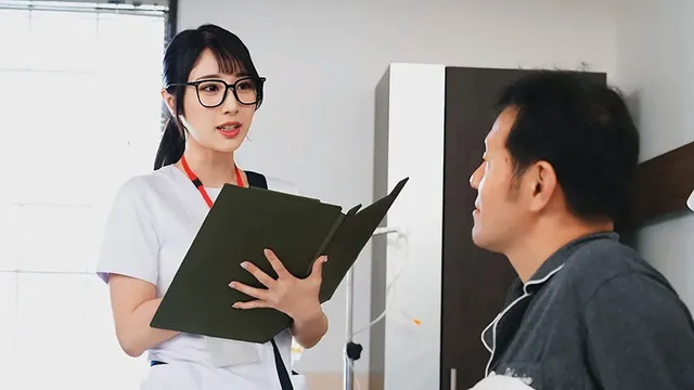 地味メガネの装いとは裏腹… 新人看護師は押しに弱くてセクハラを断れないドMちゃん