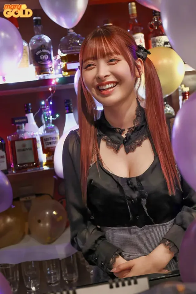 巷で可愛いと噂のコンカフ… 人気コンカフェ嬢が奇跡のAV出演！ AV DEBUT 瀧本くるみ