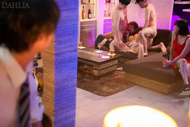 臨時収入が入ったので一度… ハプニングバーでアラサー地味OLと遭遇！ 美乃すずめ