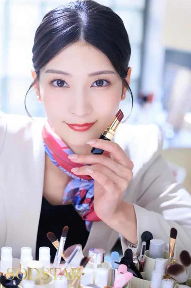 営業成績で毎月不動のトッ… 付き添い彼氏をフェラ＆SEXで顔射させる美容部員 本庄鈴