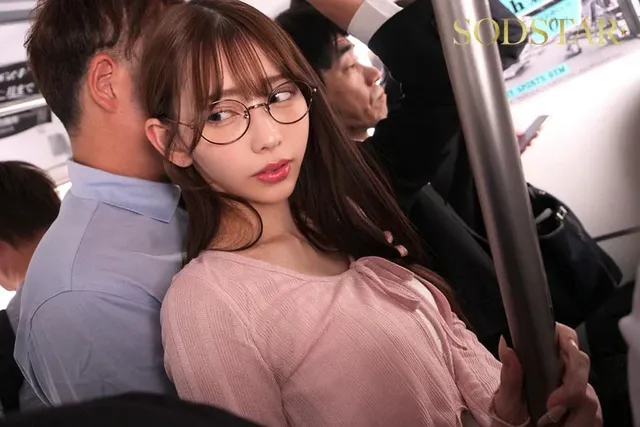 電車に揺られながら読書に… 文系女子大生が吊り革拘束立ちバックで膝ガク潮吹き