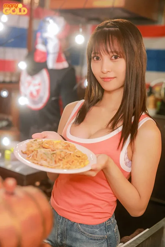 タイ料理店で働く女性から… 褐色のスレンダーボディ美少女AV DEBUT Lisa