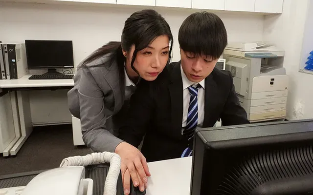 「さっき私のお尻見て勃起… デカ尻女上司のピタパン誘惑に暴発寸前！ 加藤ツバキ