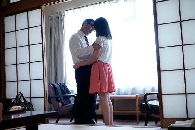 「私は先生と不倫していま… 巨乳メガネの教え子と秘密の温泉旅行。