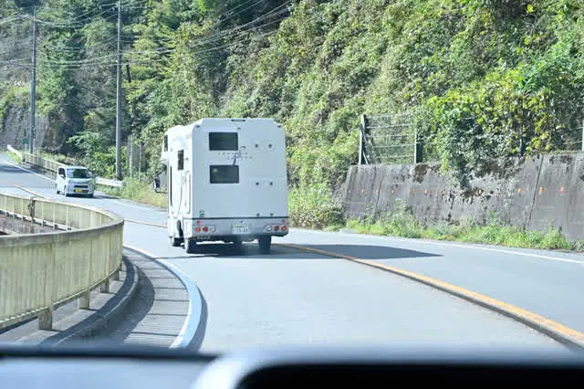 【キャンピングカーNTR… 親友の彼女とキャンピングカー駆け落ちした週末深田結梨