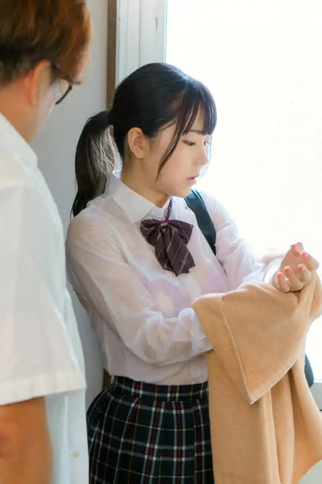 突然のゲリラ豪雨で、制服… ゲリラ豪雨でビショ濡れになった幼馴染が避難して来て 2