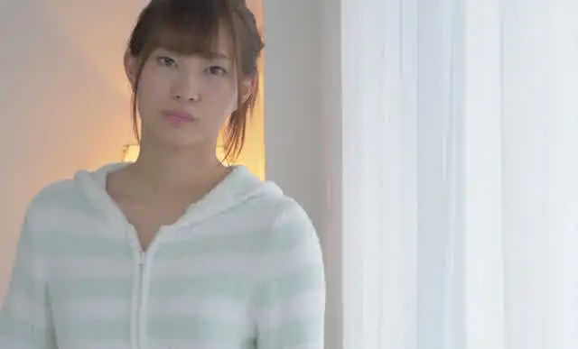 人気爆発中の大人気女優の… 大人気女優 美谷朱里チャンのおっぱいくすぐり！
