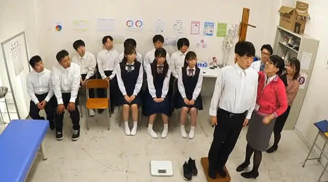 「先生…、本当に脱いでく… 共学校の保健体育2020年・2時限目 男女合同健康診断