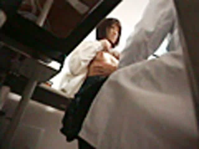 新宿区で個人病院を営みな… 極悪院長の女子校生猥褻診察室