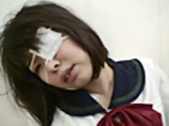 怪我をしているのか…全身… 包帯折檻 虐待される女01