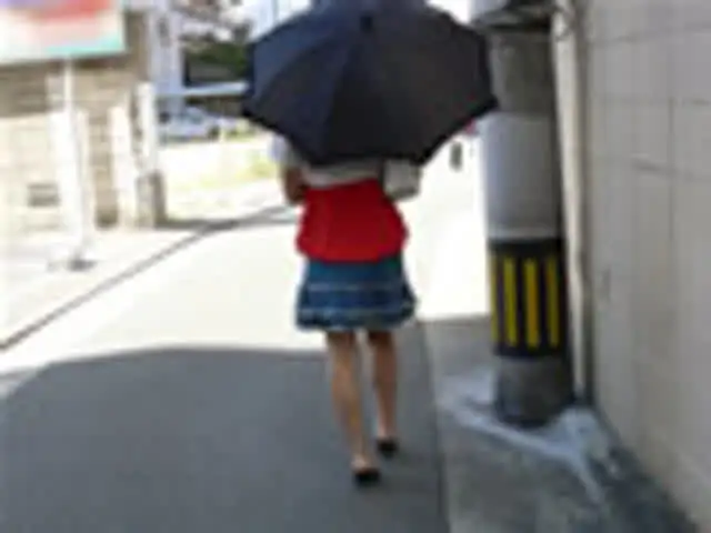 路地裏を無防備に歩く少女… 路地裏少女磔陵辱