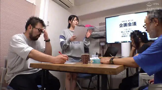 変わりゆくAV業界のトレ… 初々しい新人女ADに撮影現場の洗礼！～うた編～