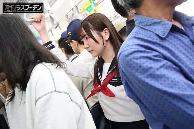 新兵器ファイバースコープ… 完全着衣内アングル!2 色白美乳首セーラー服少女