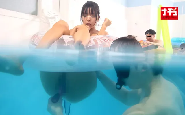 家族や友達と市民プールで… 日焼けあと美少女プール羞恥2