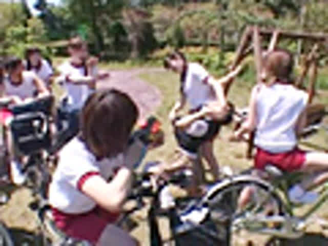 集団で自転車に乗りターゲ… 女子校生自転車リンチ軍団