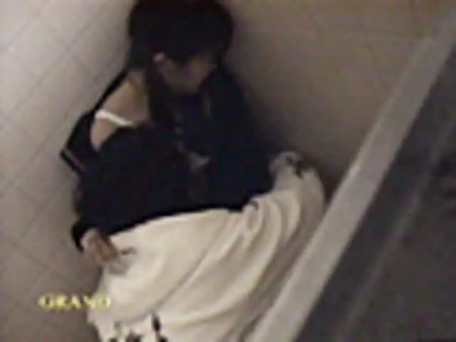 私は、こんな光景を目の当… 女子校生レイプ便所