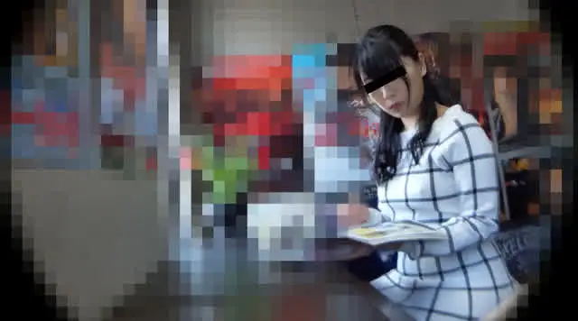 夜の映画館を徘徊している… 【痴漢映画館】激カワ美少女痴漢！