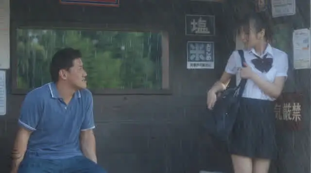 古びたバス停で起こった無… びしょ濡れ女子○生雨宿りバス停強制わいせつ