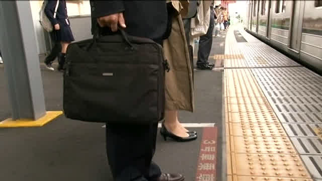 清楚な姿からは想像ができ… 満員電車で痴漢されガニ股でイキ続ける痙攣女6