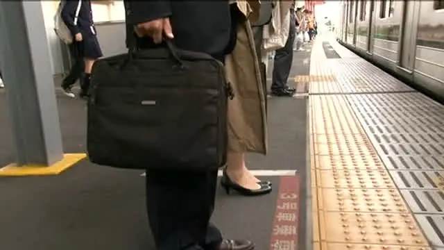 清楚な姿からは想像ができ… 満員電車で痴漢されガニ股でイキ続ける痙攣女6