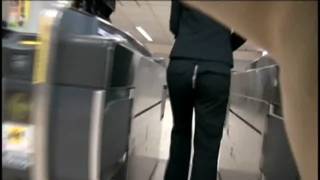 電車の中でボリューム感た… ズボンが破けて恥じらう美女を触らずにいられますか？