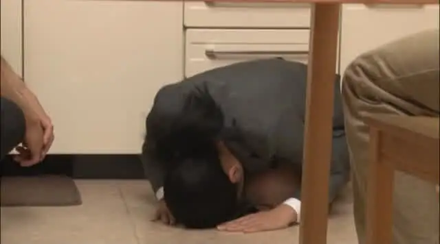 クレーマーに遭ってしまっ… クレームを聞きに来た女が「何でもします」と言うので12