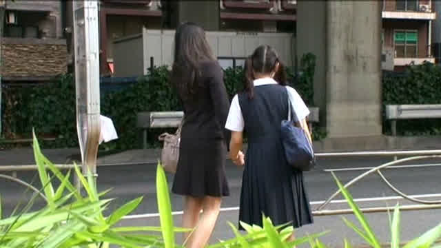 仲良し母娘を狙う極悪痴漢… 拒めない手をつないだ母娘を感じさせろ 特別編