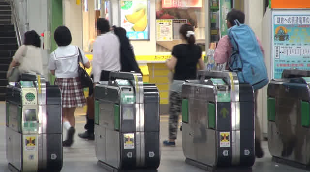 満員状態の電車内でうぶ娘… 絶頂（（（膝ガクガク）））痴漢