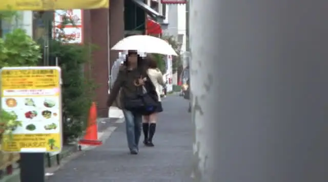 ドジ全開！！パンツをスカ… スカートが捲れてパンツが見えている娘を感じさせろ！