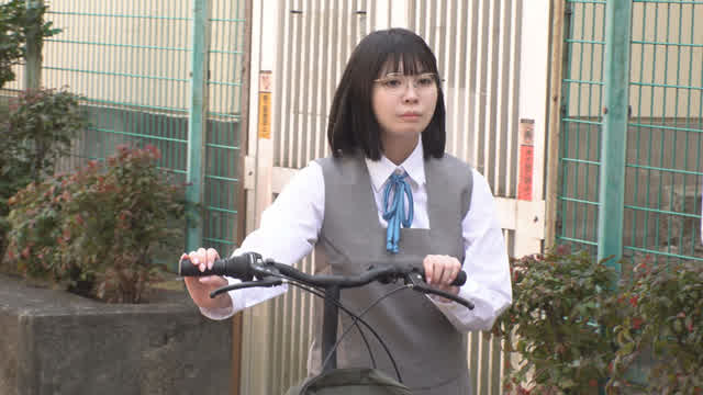 自転車で通学する制服姿の… つきまとい02 制服姿・自宅・私服姿を何日も盗撮記録