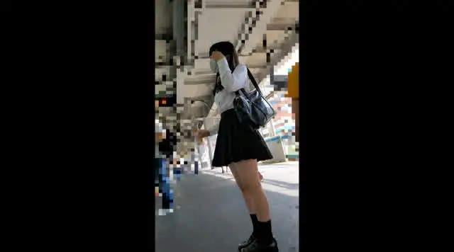 駅前のコンビニで買い物し… アイドルフェイスの美乳女子校生