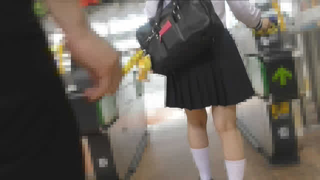 女子校生専門の痴漢電車動… 制服娘痴漢電車33