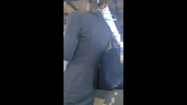 昼下がりの電車内。仕事に… 妖艶なエロ眼鏡に完全敗北…ミニスカ女教師風OL