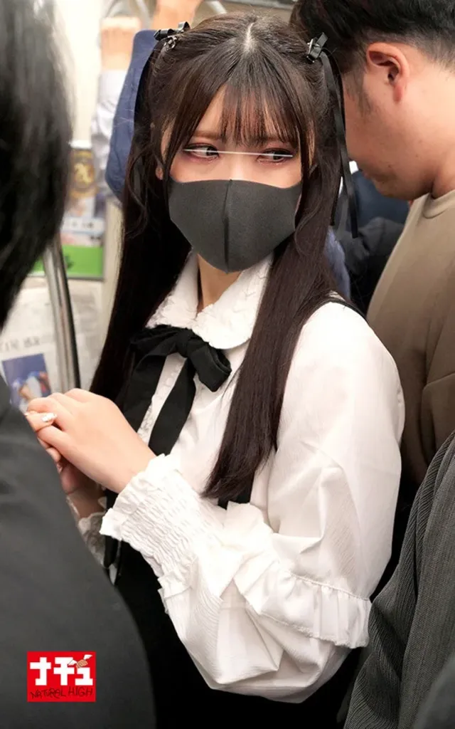 混み合う電車内で地雷臭ハ… 地雷系女子中出し痴○ 闇属性ちゃん