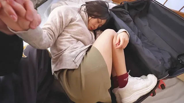街で見つけた小さな天使を… ミニマム美少女キャリー連れ去り集団○○