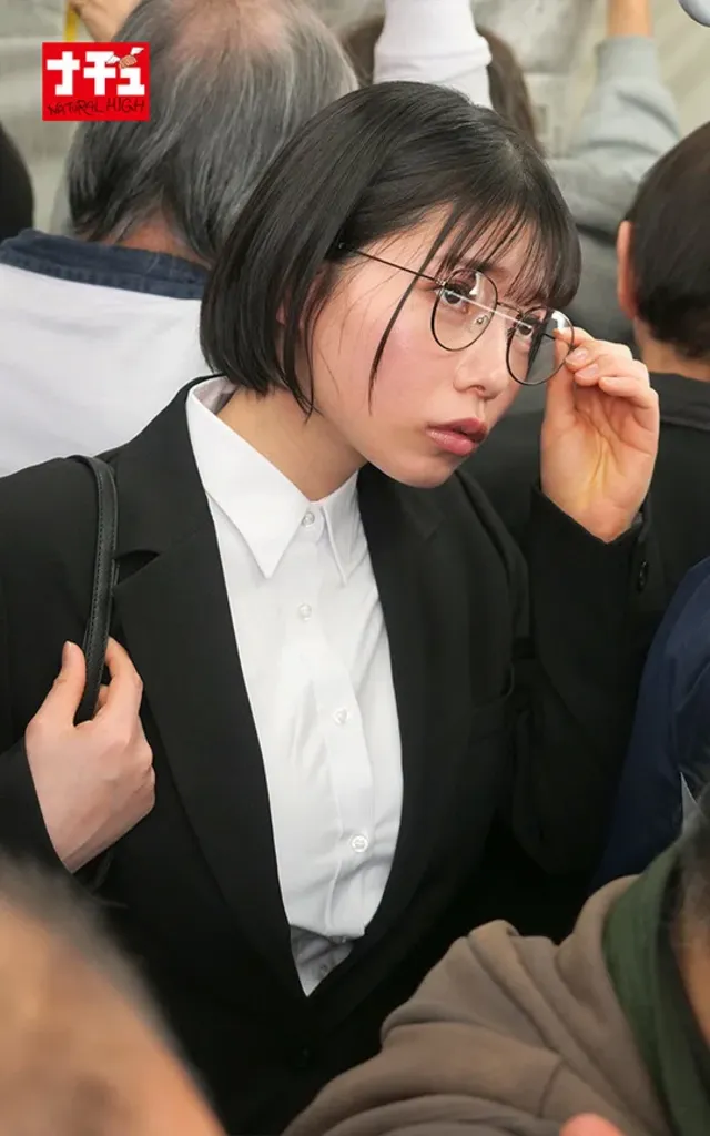 満員電車で遭遇したのは推… 敏感（恥）巨乳羞恥2025 推定Hカップ／地味メガネ就活生