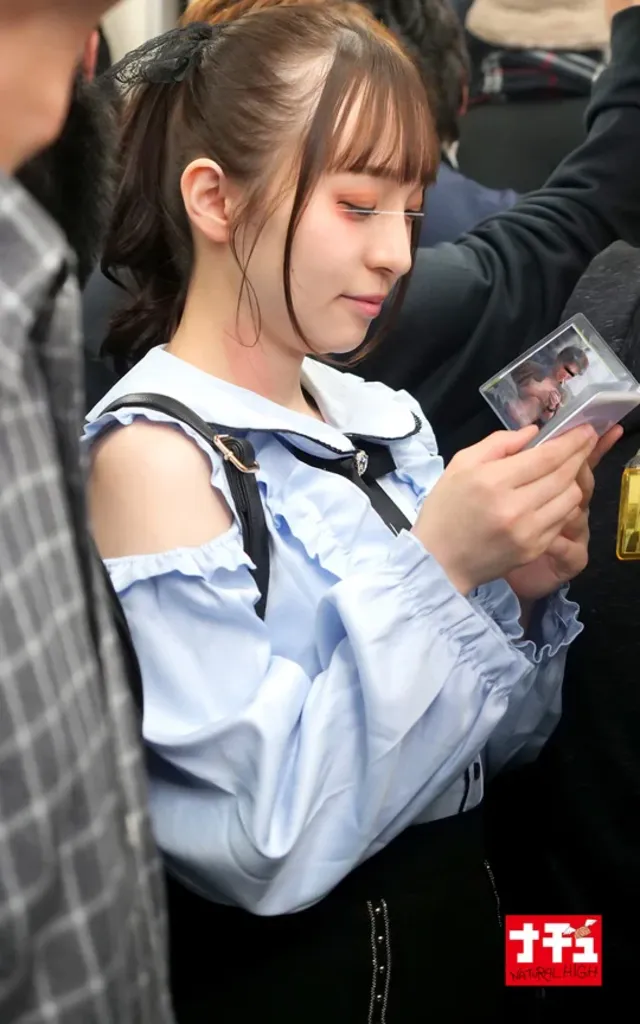 電車内で推しを眺め幸せ笑… 地雷系女子中出し羞恥4 推し活ちゃん