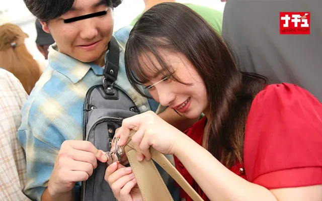 彼氏と乗車する小柄娘にハ… 声も出せず隠しエロ顔しまくる女2 敏感小柄娘