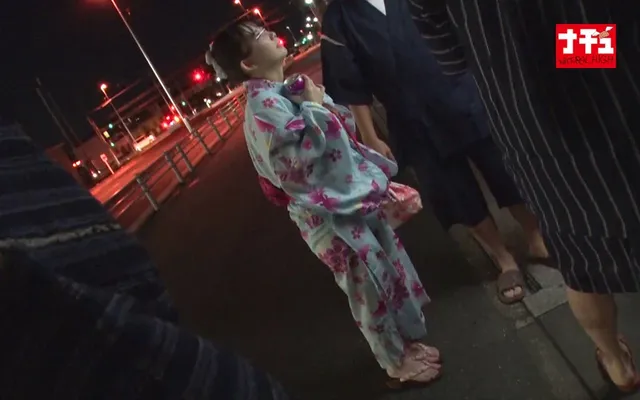 花火大会帰りの車内で○る… 帰宅中の車内で発情しだすおチビさん デカ尻娘