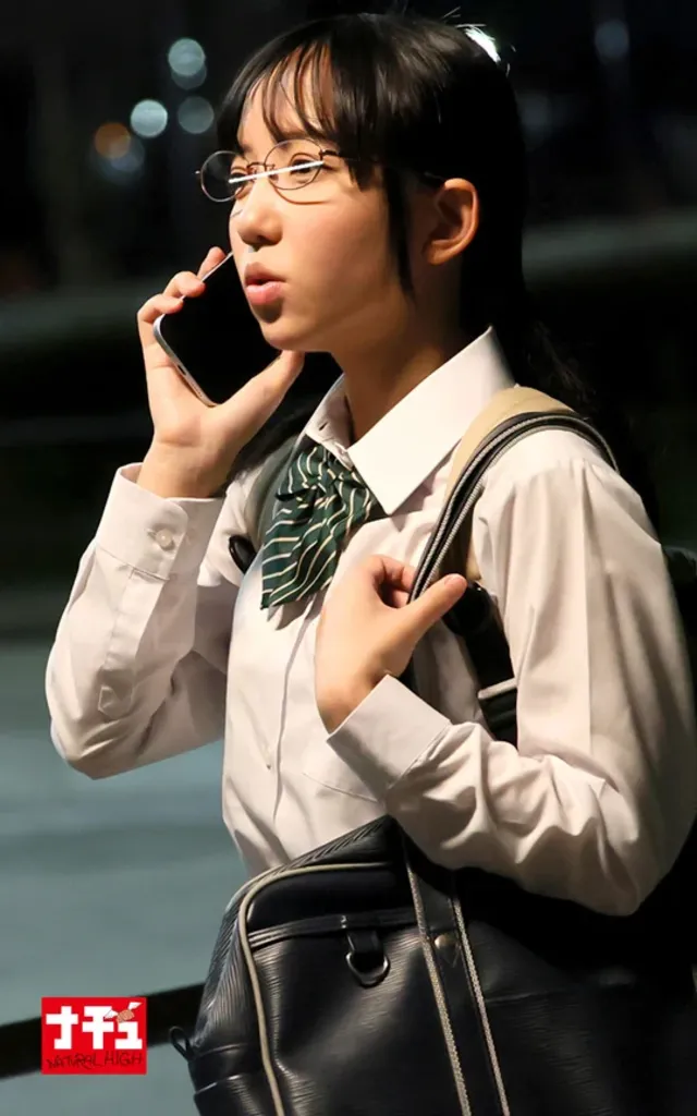 夜行バスに乗車する気弱な… 就寝中の夜行バスで指マンされた気弱女子4