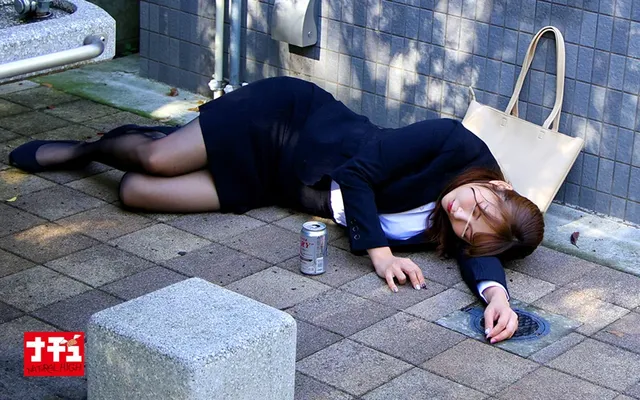 道端で無防備に○る女から… 持ち帰りキ○セク 道で拾った無抵抗女を使い捨て中出し