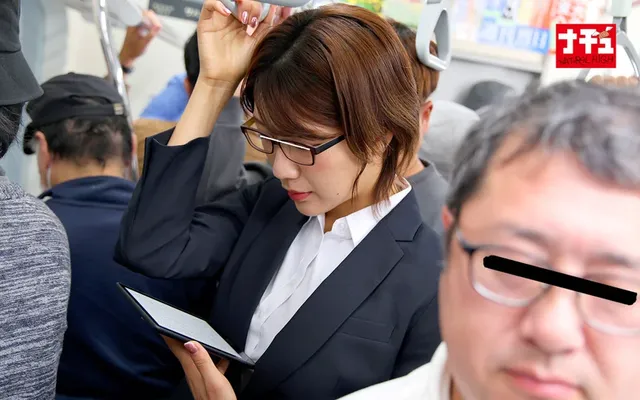 満員電車でそそられる尻を… パンティ越し指マン羞恥3 巨尻を震わせイキ乱れる美熟女