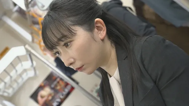 電車内で通勤中の美人OL… ぷりぷり神尻痴○ ～ターゲットC子編～