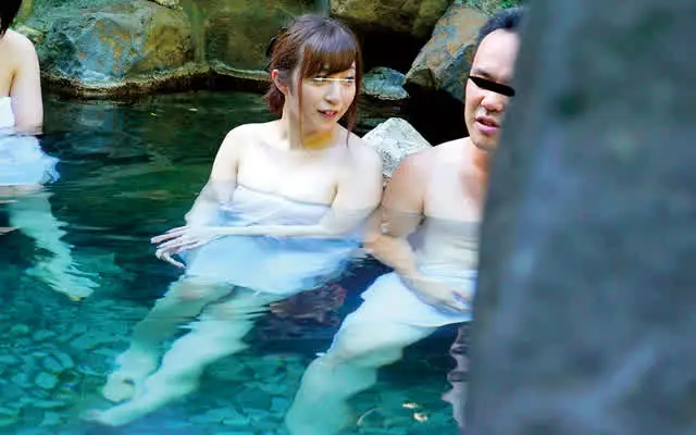 温泉旅館で狙われたのは浴… 巨乳熟女温泉痴漢