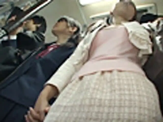 母娘の乗車するバスで娘が… 痴漢されても拒めない手をつないだ母娘を感じさせろ