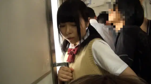 満員電車で痴漢され汚いザ… 満員電車女子校生ぶっかけ痴漢