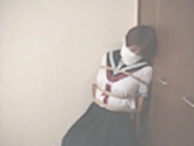 固定カメラでセーラー服姿… 監禁風景2 女子校生の部屋