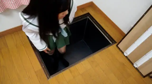 床下に女子校生を監禁する… JK床下水中監禁