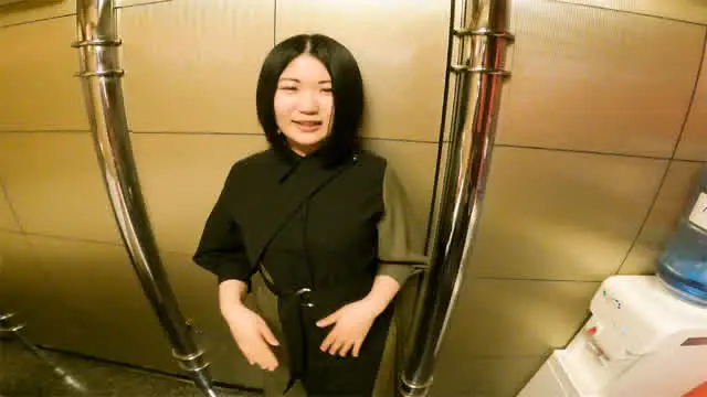Fカップもすばらしいけど… 可愛い100cm超の巨尻娘に腹パンチ＆強烈ケツ叩き