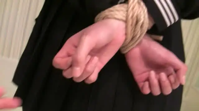 制服の女子校生を誘拐・監… セーラー娘 縛っていたずら